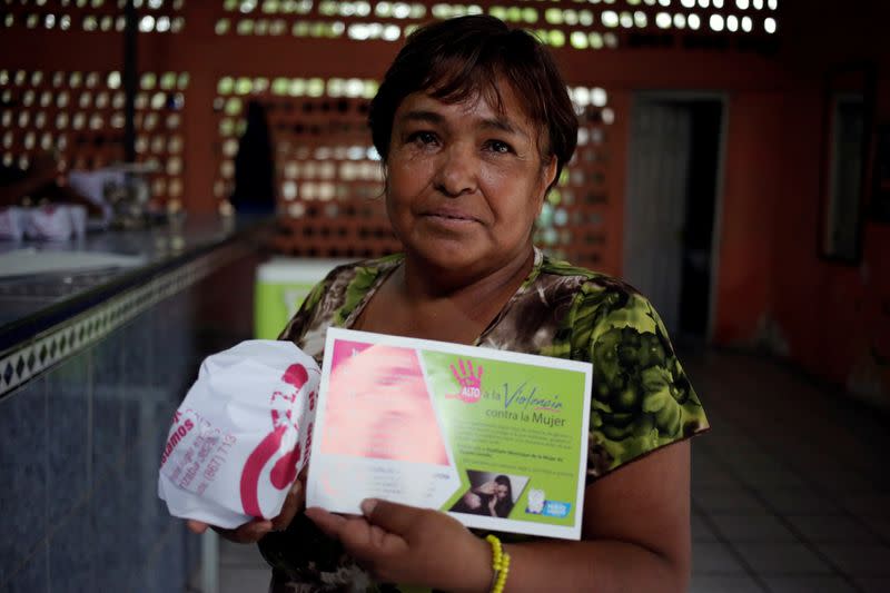 Una mujer posa con un paquete de tortillas envueltas en papel con información para ayudar a mujeres víctimas de violencia de género, como parte de un programa gubernamental llamado "Romper el silencio", en un puesto de tortillas en el estado Nuevo Laredo, del estado Tamaulipas