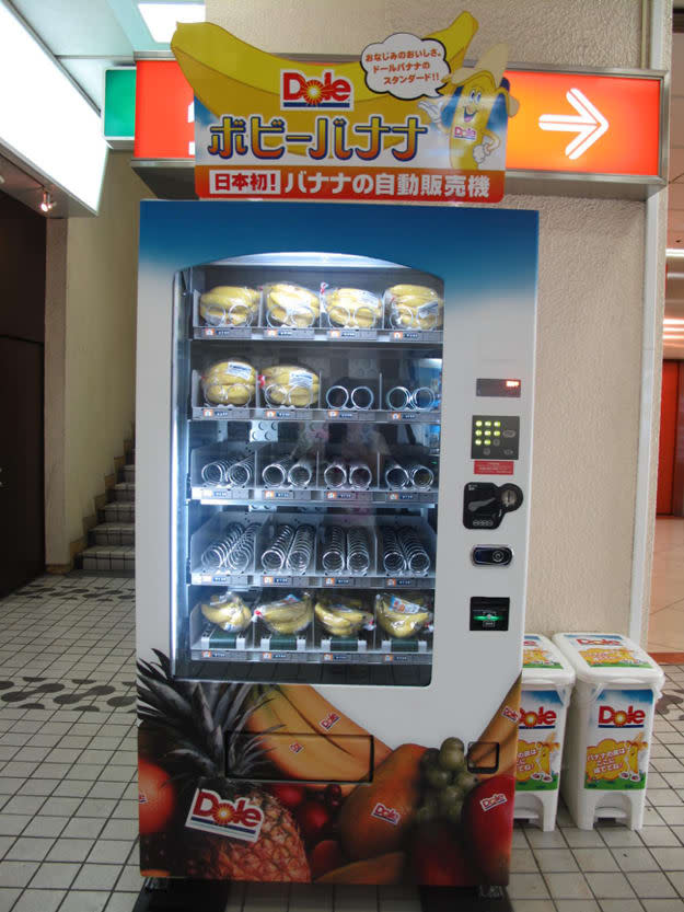 <p>Altra chicca nipponica: il distributore di banane. Un dollaro e 50 cent a confezione, con tanto di cestino per la raccolta della buccia. (FB) </p>