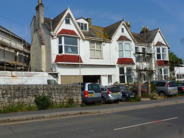 Falmouth Packet: Properties at the bottom of Avenue Road