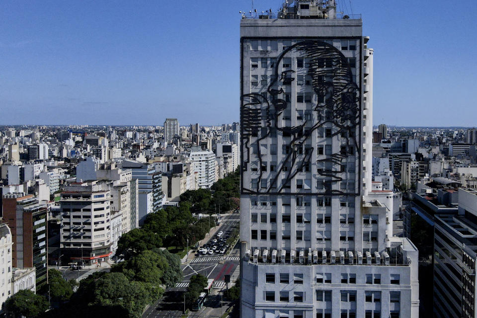 Una escultura de hierro que representa a la ex primera dama argentina María Eva Duarte de Perón, más conocida como Eva Perón o Evita, adorna una fachada del Ministerio de Capital Humano, en la Avenida 9 de Julio en Buenos Aires, Argentina, el martes 13 de febrero de 2024. (AP Foto/Natacha Pisarenko)