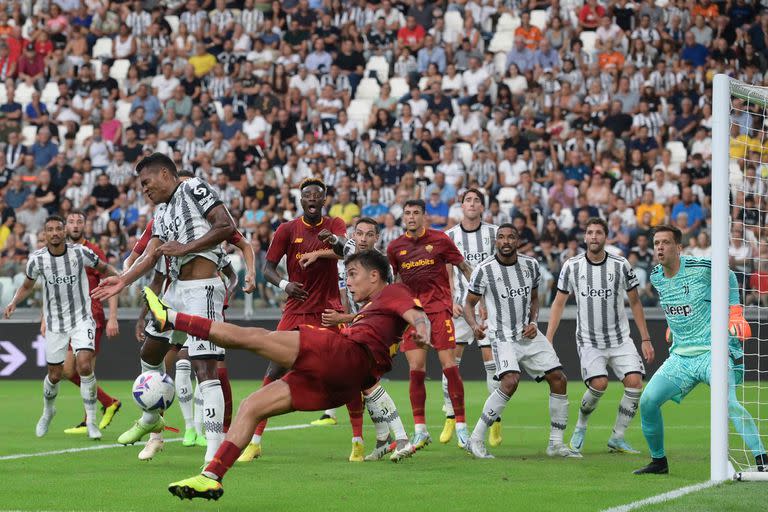 Dybala conecta la tijera de pique al piso que Abraham transformará en el empate de Roma ante Juventus