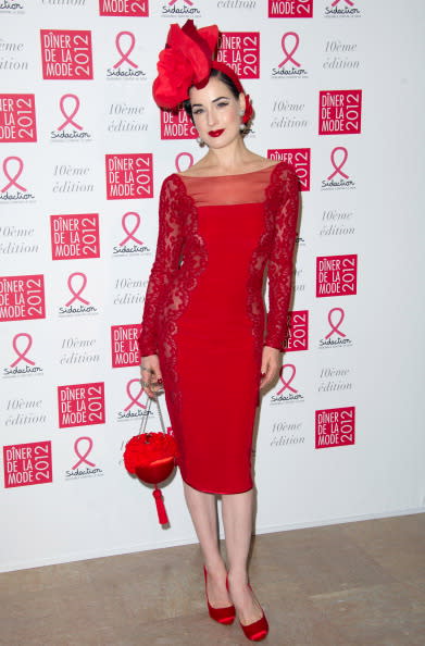 Dita Von Teese siempre sorprende y ésta es una simple muestra de ello. All in red, su coqueto bolso es una delicadeza que sólo ella puede llevar con actitud, teniendo en cuenta el particular tocado.