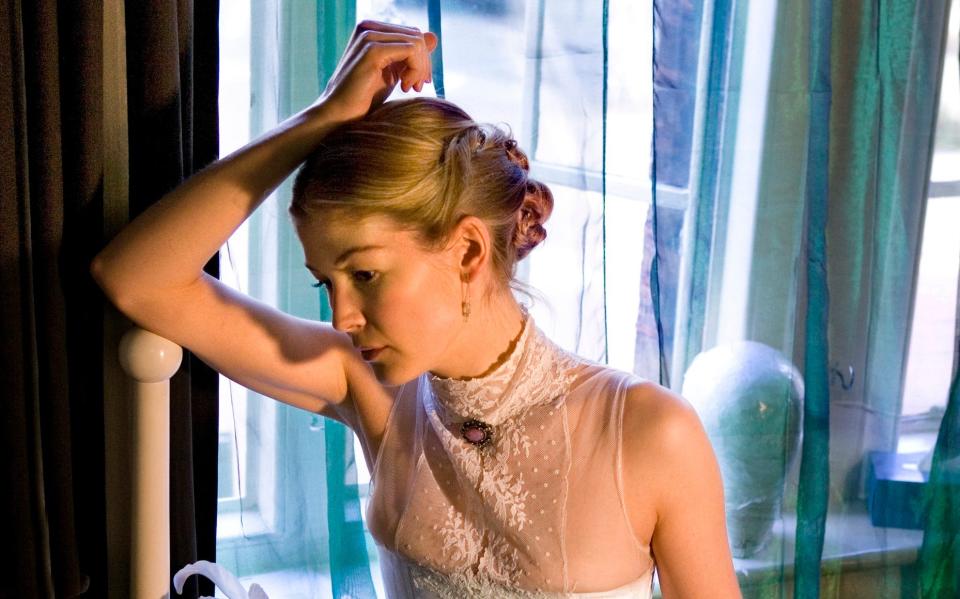 Rosamund Pike - Simon Annand