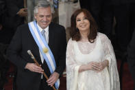 El nuevo presidente de Argentina, Alberto Fernández, y la vicepresidenta, Cristina Fernández de Kirchner, sonríen después de prestar juramento en el Congreso en Buenos Aires, Argentina, el martes 10 de diciembre de 2019. (AP Foto / Gustavo Garello)