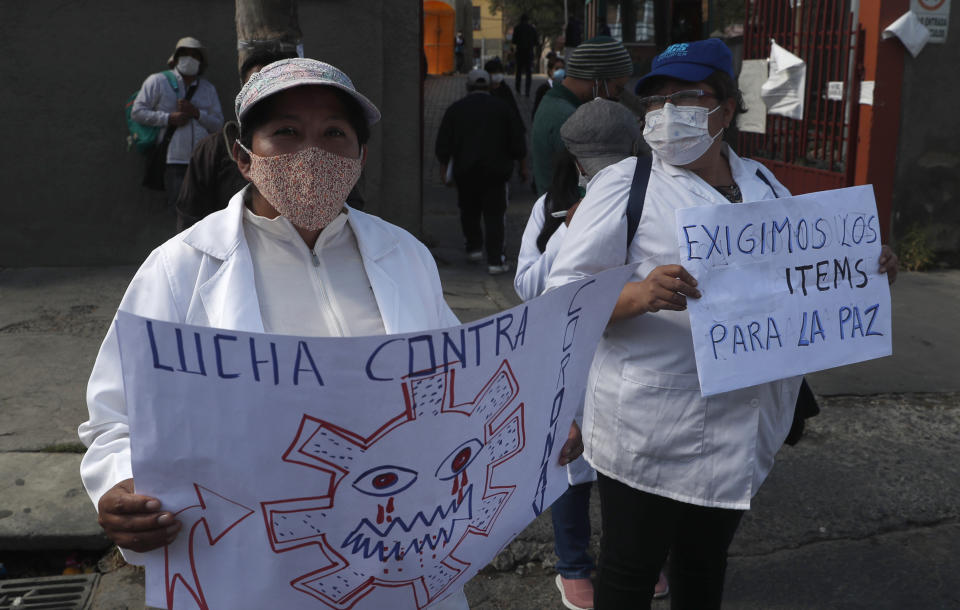 Médicos y enfermeras piden la contratación de más personal y trabajar en mejores condiciones el jueves 21 de mayo de 2020 para enfrentar al coronavirus, en el Hospital General de La Paz, Bolivia. (AP Foto/Juan Karita)