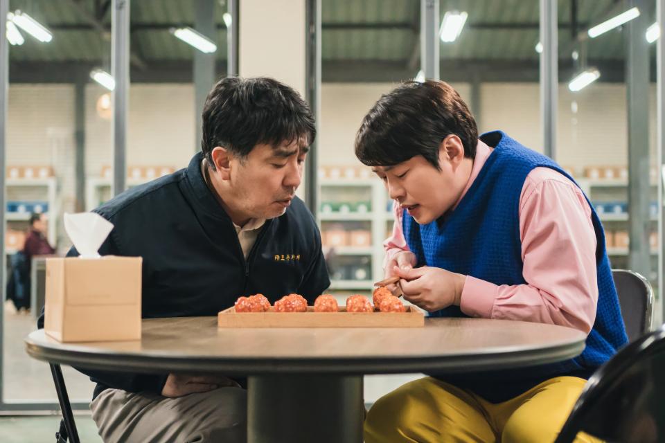 Ryu Seung-ryong as Choi Sun-man, Ahn Jae-hong as Ko Baek-joong in Chicken Nugget. (Netflix)