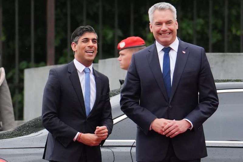 Austria's Chancellor Karl Nehammer (R) welcomes British Prime Minister Rishi Sunak at Federal Chancellery Ballhausplatz. Jordan Pettitt/PA Wire/dpa