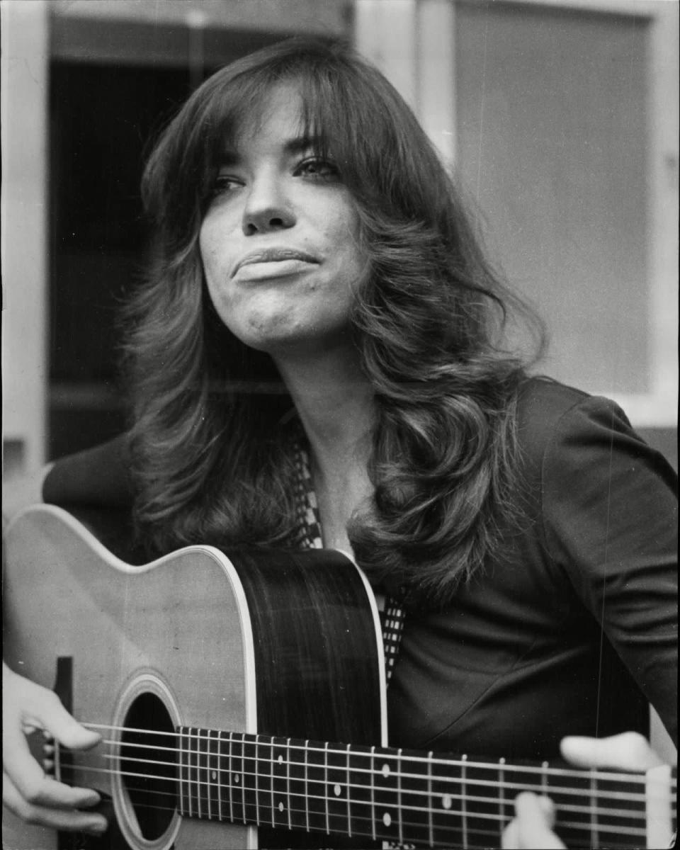 Carly Simon también marcó una época con su estilo e hizo mover a muchas mujeres con su tema “Tu eres tan vanidoso” qué para 1973 ya había vendido un millón de copias.