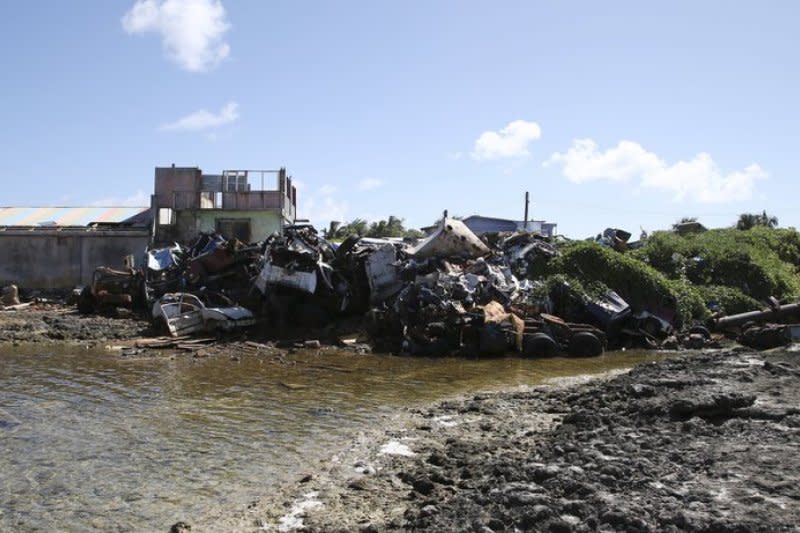 2015年11月4日，馬紹爾群島的居民將廢棄的汽車、冰箱、洗衣機堆在岸邊，當作暫時的海堤（AP）
