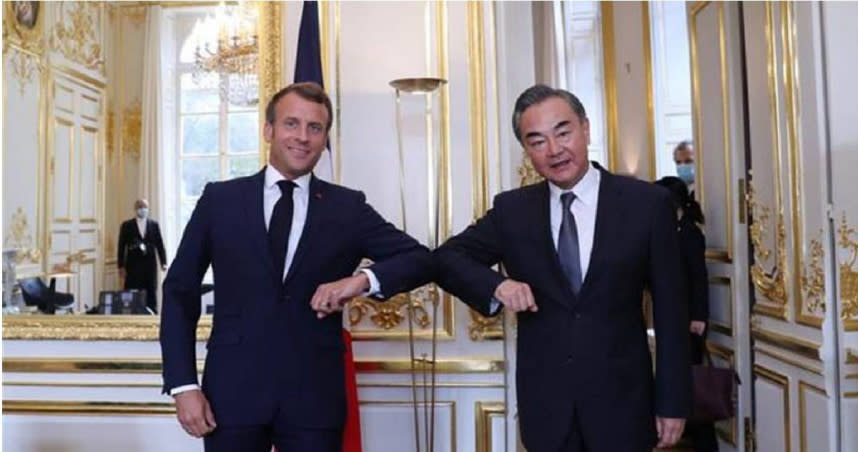 法國總統馬克宏稱將於4月初訪華。圖為王毅2020年8月訪法會見馬克宏。（大陸外交部）