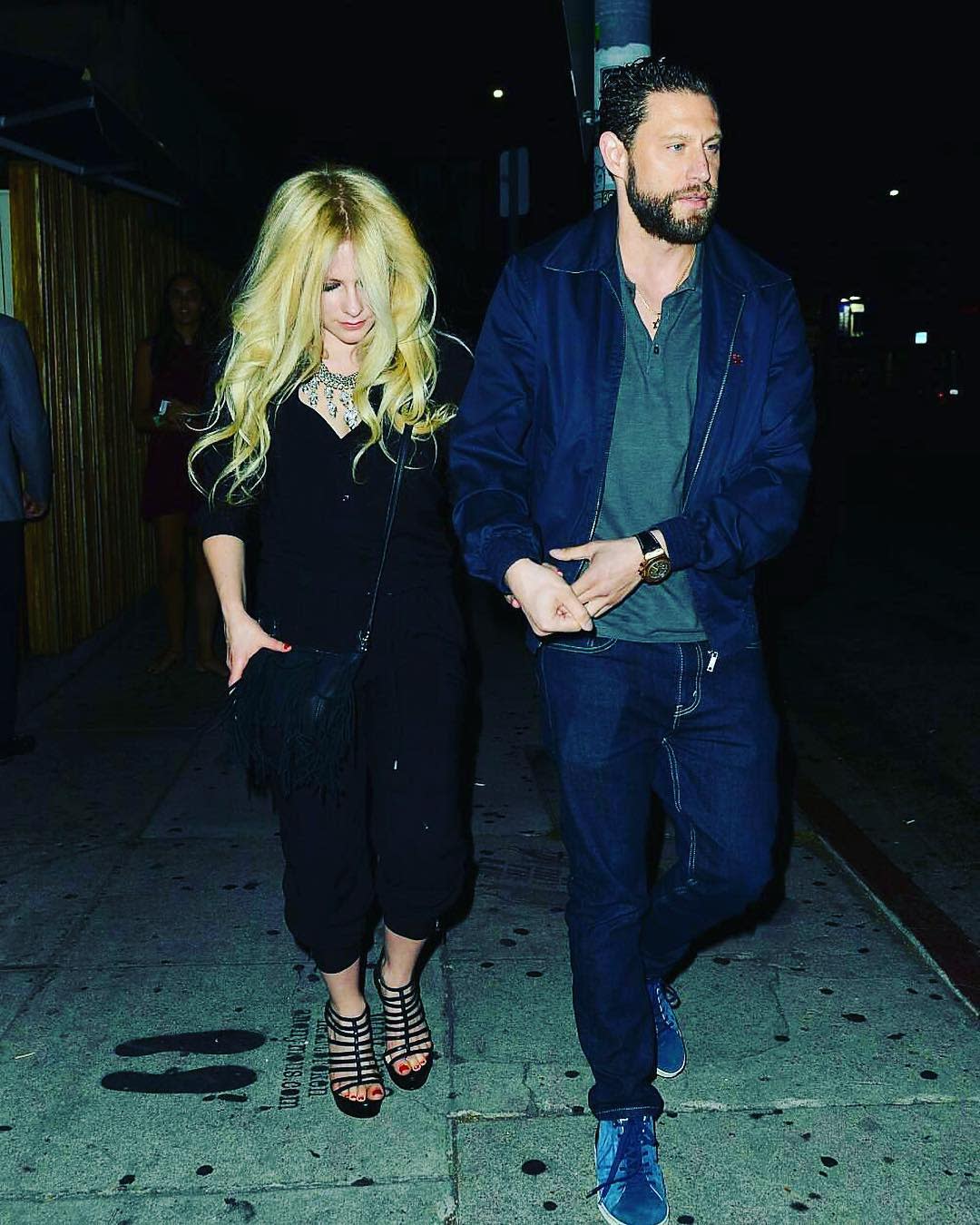 La artista fue vista en una salida nocturna junto a J.R. Rotem. Instagram @avrillavigne.officialfans