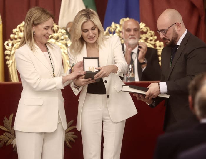 Sandra Golpe recibe la Medalla de la provincia de Cádiz