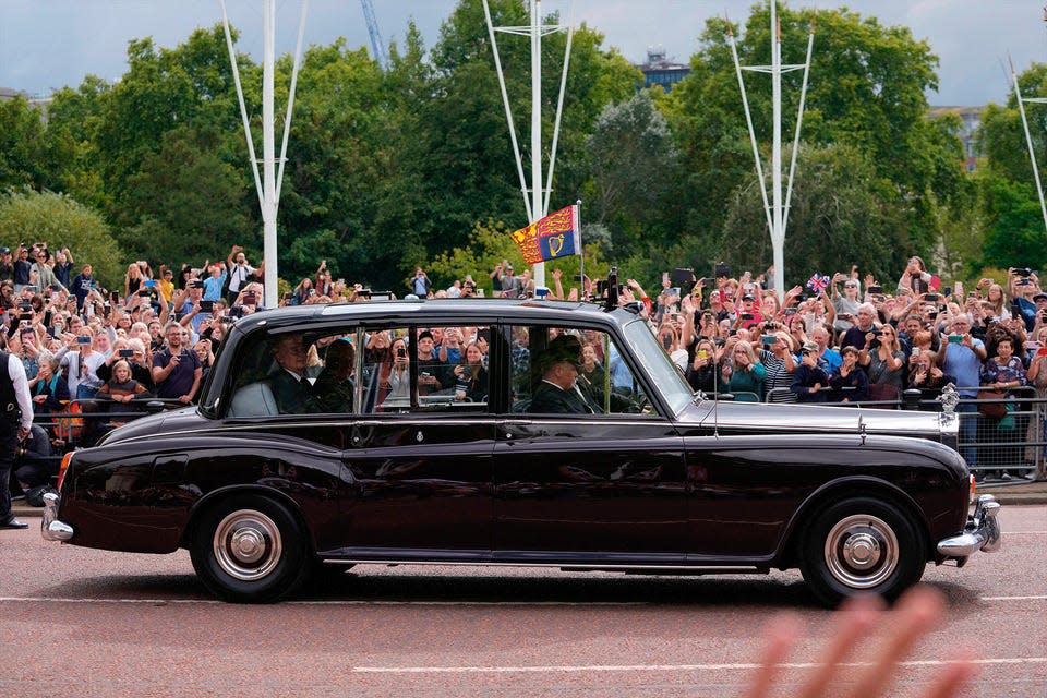 Cómo rueda: Entre los nuevos vehículos reales de Carlos III se encuentra un Rolls-Royce Phantom VI entregado a la Reina en 1977. Durante 25 años, fue el automóvil estatal número uno.