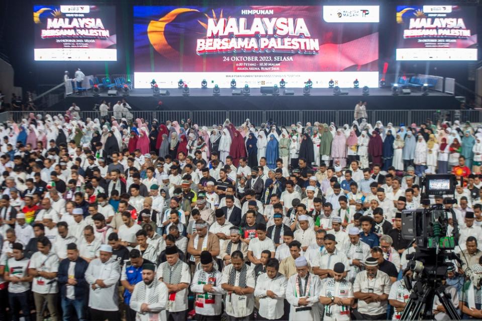 People stand during Maghrib prayers at the Axiata Arena in Bukit Jalil, Kuala Lumpur, October 24, 2023. ― Picture by Shafwan Zaidon