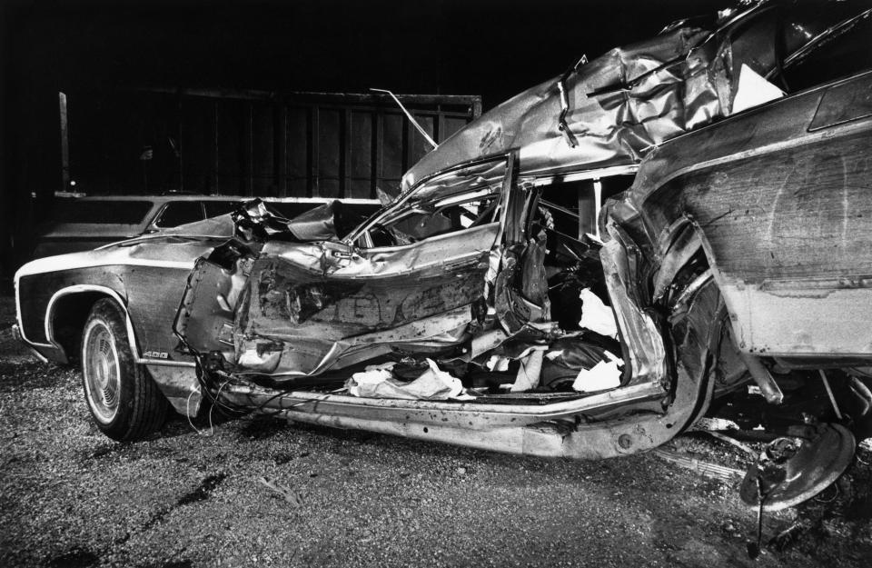 拜登首任妻子與女兒乘坐的私家車與拖車相撞，車身扭曲變形。 (Bettmann Archive/Getty Images)