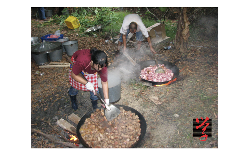 新界原居民以前的「食山頭」習俗，是在拜祭時就地砌爐煮盆菜。（圖片來源：香港公共圖書館）