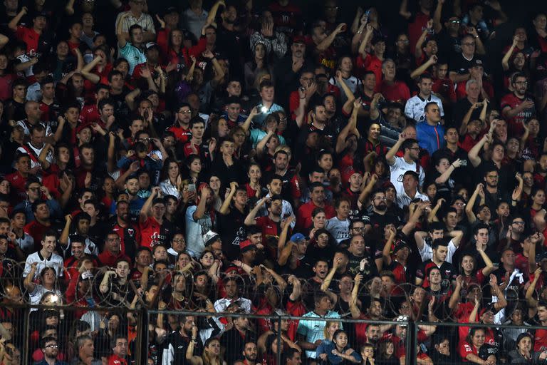 Los hinchas de Colón, en el partido ante River de Uruguay. La violencia se desató después.