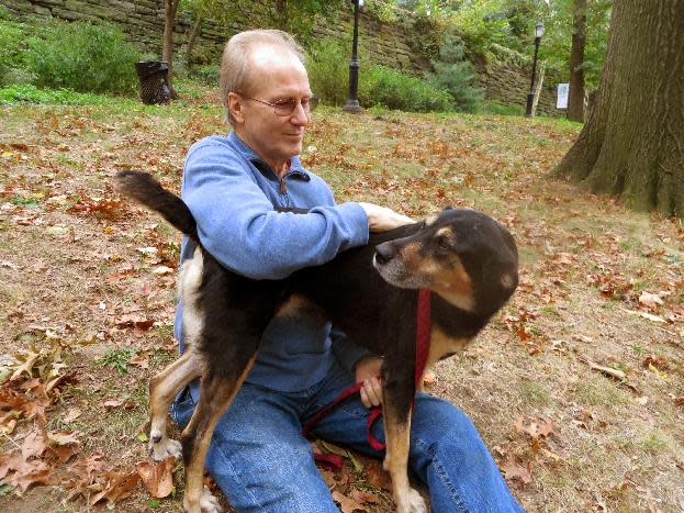 CORRECTS TO PHYSICIST, NOT PHYSICIAN - This Oct. 10, 2013 photo shows actor William Hurt with his dog Lucy in Riverside Park in New York. Hurt portrays Dr. Richard Feynman, in "The Challenger Explosion," a film about the world-renown physicist and Nobel laureate whose sharp mind and dogged spirit led him to the design flaw that caused the space shuttle Challenger to explode in 1986. The film airs Saturday, Nov. 16, at 9 p.m. EST. (AP Photo/Frazier Moore)