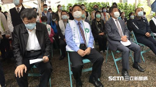 侯友宜挪動椅子後，彼此坐得很開。（圖／記者花芸曦攝影）