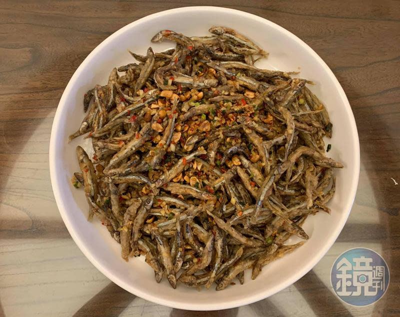 秋風起，新鮮丁香魚上市，這時不來一盤「蒜蓉花生丁香魚」怎麼行？！