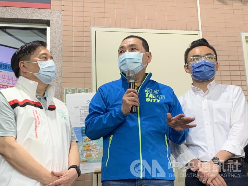 鴻海集團創辦人郭台銘宣布將爭取國民黨提名參選2024總統。同樣被視為國民黨下屆總統提名熱門人選的新北市長侯友宜（中）今天做出回應。（中央社）