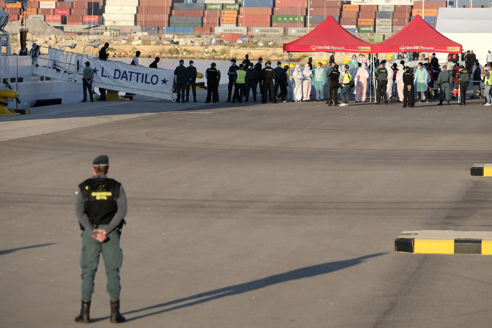 Spain welcomes the 630 refugees rescued by the Aquarius at the Port of Valencia. (Photo: José Colón for Yahoo News)