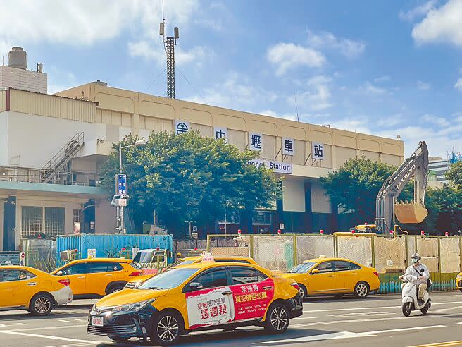 台鐵中壢站未來將有台鐵地下化、機捷A23站及捷運綠線延伸中壢三鐵共構，被說全台最醜的中壢車站配合相關工程將於2024年拆除，整體工程預估2031年完工。（呂筱蟬攝）