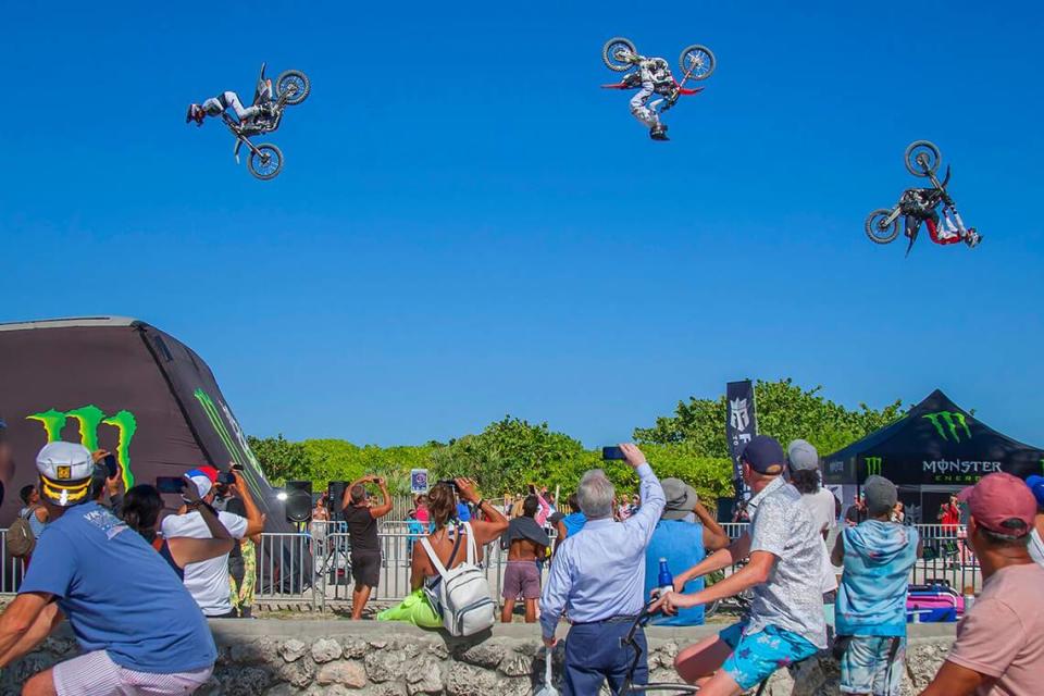 Los aviones no son lo único que vuela por los aires: los conductores de motocross también lo hacen. Véalos en la Villa de Exhibición, que es gratuita.