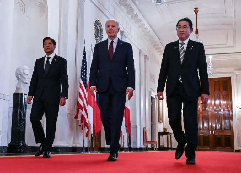 Le président philippin Ferdinand Marcos, le président américain Joe Biden et le Premier ministre japonais Fumio Kishida le 11 avril 2024 à la Maison Blanche (ANDREW CABALLERO-REYNOLDS)