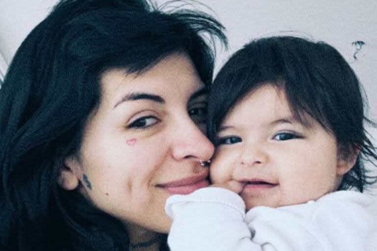 En medio de la polémica, Cazzu posó junto a su hija Inti (Foto: Instagram/@cazzu)