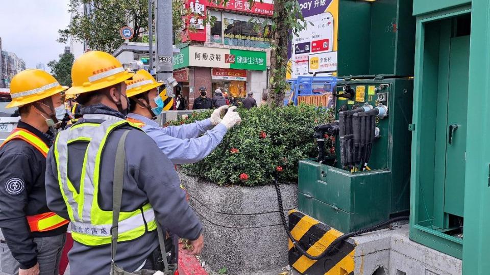 台電利用紅外線熱分析儀器檢測供電設備，確保燈會順利進行。（圖／台電提供）