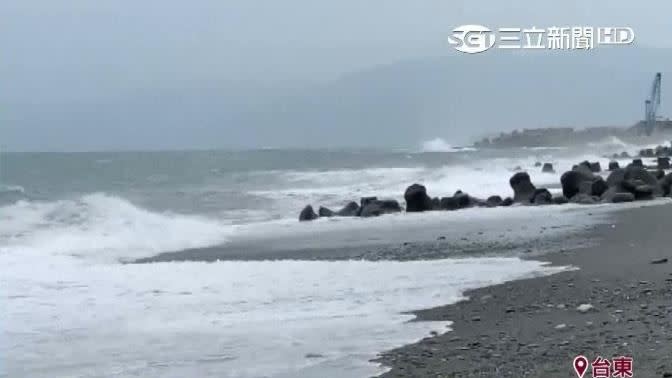 閃電颱風造成綠島沿海風浪漸大。