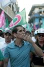 ARCHIVO - En esta imagen de archivo del 2 de mayo de 2019, el candidato a la presidencia de Panamá Rómulo Roux, del partido Cambio Democrático, lanza un beso durante su mitin de cierre de campaña en Ciudad de Panamá. (AP Foto/Arnulfo Franco, Archivo)