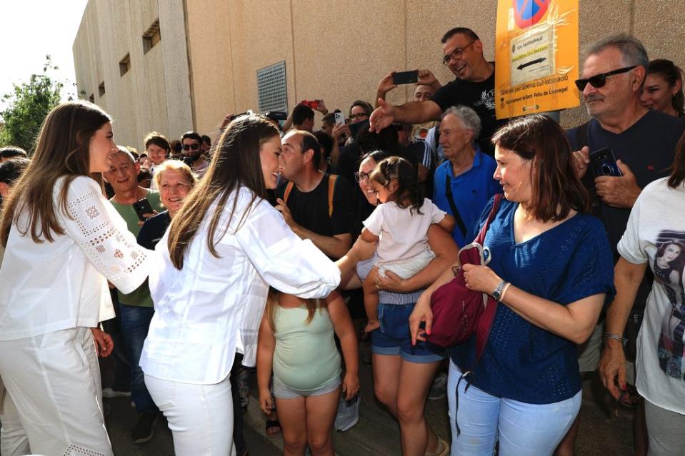 Leonor y Sofía de Borbón saludando a los curiosos en el exterior del taller de Jaume Plensa