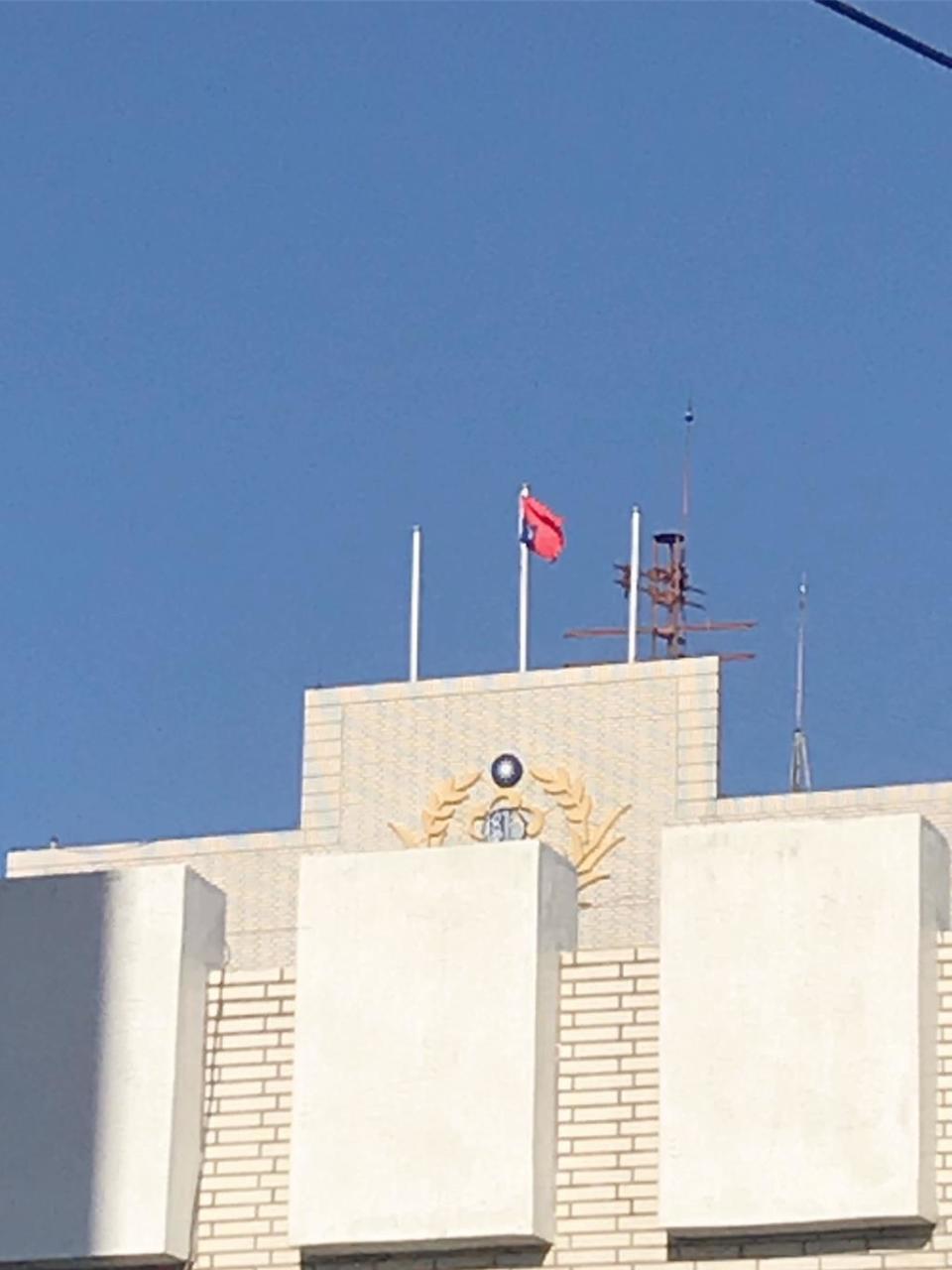 花蓮縣後備指揮部大樓頂國旗昨上午遭民眾發現國旗「倒掛」，讓不少網友直呼「太誇張」。（民眾提供／羅亦晽花蓮傳真）