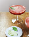 Mocktail fraises, miel, citron vert<br><p><b>L’équation </b>: fraises, miel, jus de citron vert, menthe, tonic</p><p><b>On fait comment ?</b> On mixe les fraises avec du miel, du jus de citron et de la menthe. On allonge de tonic et on sert bien glacé.</p><p><b>Ça nous plaît pour</b> la gourmandise des fraises tempérée par la subtile amertume du tonic.</p><p>Découvrir la recette du <a href="https://www.elle.fr/Elle-a-Table/Recettes-de-cuisine/Mocktail-fraises-miel-citron-vert-3867658" rel="nofollow noopener" target="_blank" data-ylk="slk:Mocktail fraises, miel, citron vert;elm:context_link;itc:0;sec:content-canvas" class="link ">Mocktail fraises, miel, citron vert</a></p><br>