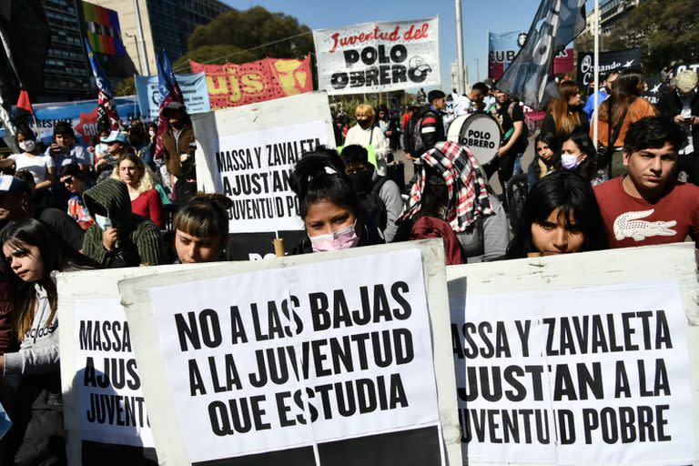 Manifestación piquetera en el Obelisco contra los recortes del Potenciar Trabajo