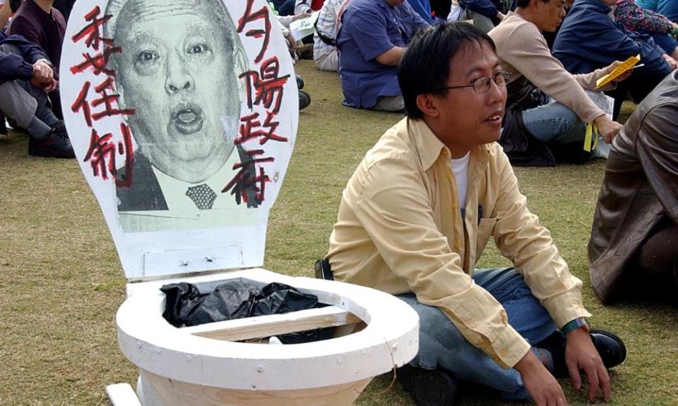 A mock toilet with a picture of Tung Chee-hwa at a pro-democracy rally on 1 January 2004. He eventually stepped down.