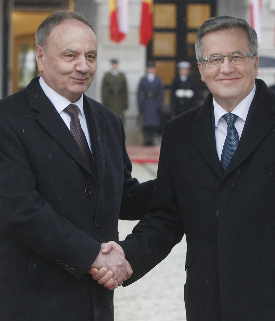 President of Poland Bronislaw Komorowski, right, and President of Moldova Nicolae Timofti, left, shake hands during an official welcome ceremony at the Presidential Palace in Warsaw, Poland, Monday, April 14, 2014. Timofti is on a two-day visit to Poland. (AP Photo/Czarek Sokolowski)