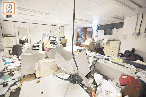 立法會秘書處辦公室被搗亂，如地震後情景。（黃仲民攝）
