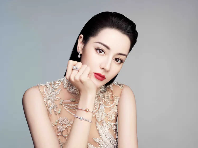 迪麗熱巴為代言的MIKIMOTO演繹新年珠寶。品牌提供