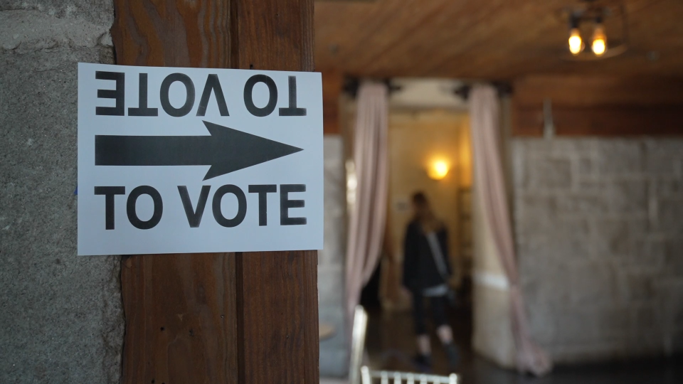 A sign directs voters to a polling site in Fulton County, Georgia, during the 2022 midterms.