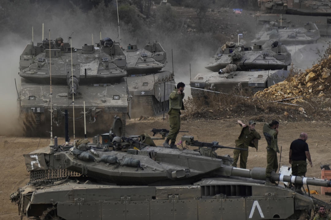 Tanques israelíes maniobran en el norte del país cerca de la frontera con Líbano este martes 1 de octubre (AP Photo/Baz Ratner)