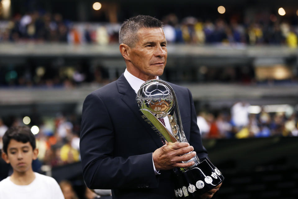 MEXICO CITY, MEXICO - DECEMBER 13: Alfredo Tena former player of America holds the trophy prior to the final first leg match between America and Cruz Azul as part of the Torneo Apertura 2018 Liga MX at Azteca Stadium on December 13, 2018 in Mexico City, Mexico. (Photo by Mauricio Salas/Jam Media/Getty Images)