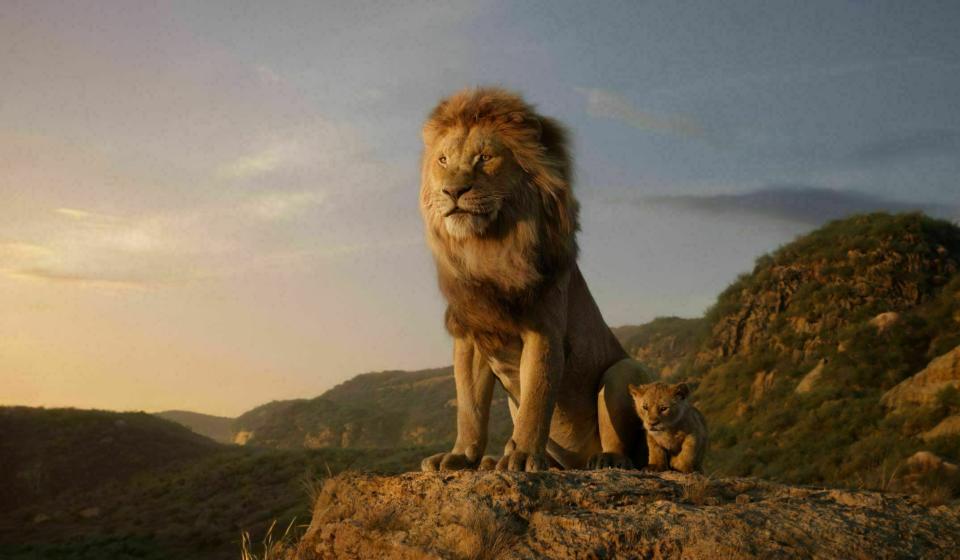 En esta imagen difundida por Disney, los personajes de Mufasa y Simba, cuyas voces en inglés hacen James Earl Jones y JD McCrary, en una escena de la nueva versión de "The Lion King" ("El rey león") dirigida por Jon Favreau. (Disney vía AP)