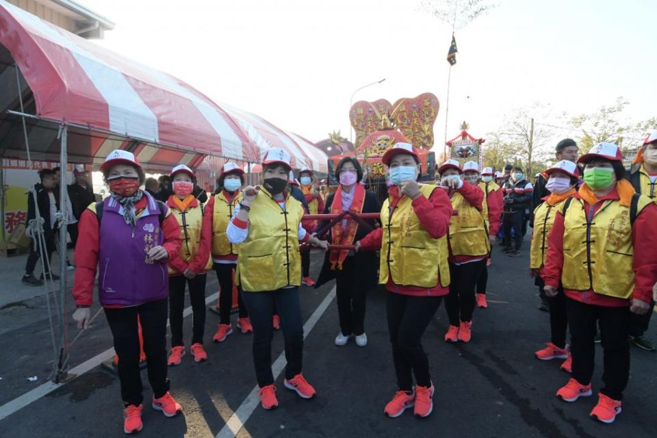 芬園三十一日舉行九角頭迎天公遶境，彰化縣長王惠美抬著天公鑾轎，祈求天公保佑眾生。（記首曾厚銘攝）