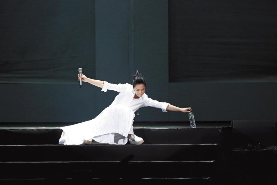 這招叫瑜伽取水式！ （設計對白）劉若英在台上要拿水喝， pose也很有戲。