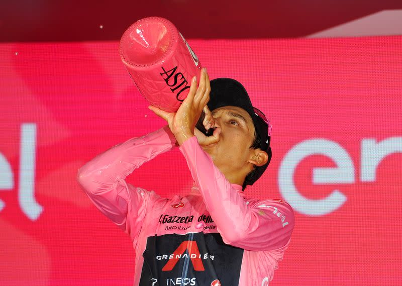 El ciclista colombiano del Ineos Grenadiers Egan Arley Bernal Gómez en el podio mientras celebra la victoria en el Giro de Italia, en Milán