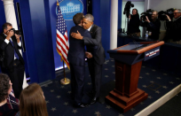 <p>US-Präsident Obama umarmt seinen Sprecher Josh Earnest, nachdem er ihm während seiner letzten Pressekonferenz im Weißen Haus für seine Arbeit dankte. (Bild: Kevin Lamarque/Reuters) </p>