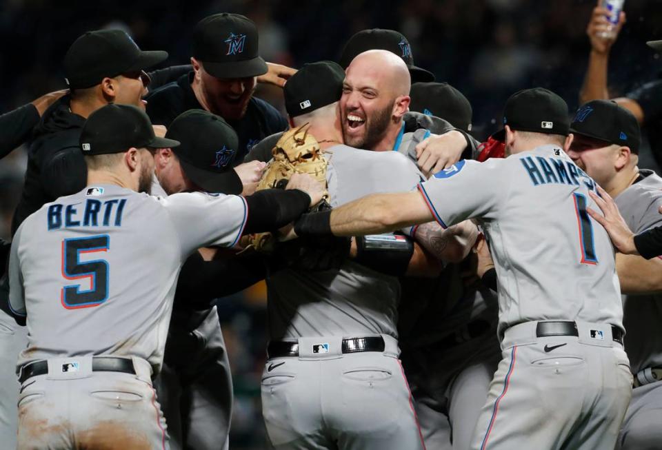 Los jugadores de los Marlins celebran tras alcanzar el boleto a la postemporada, el 30 de septiembre de 2023 en Pittsburgh.